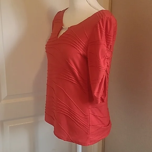 Women's Red shirt Size medium - Picture 2 of 6
